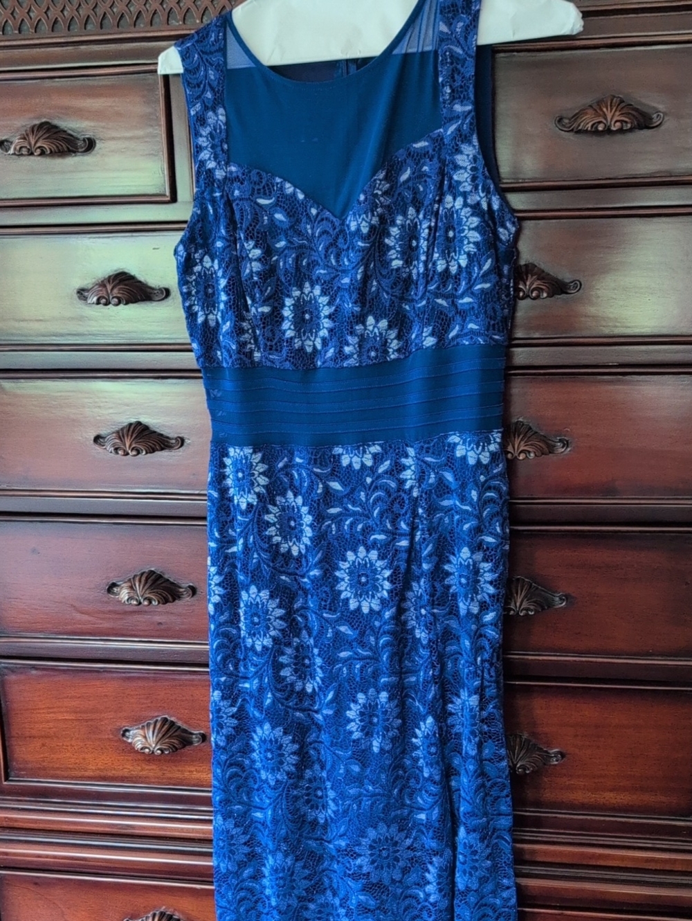 Elegant Royal Blue Lace Evening Dress - Sleeveless V-Neck With Detailed Waist